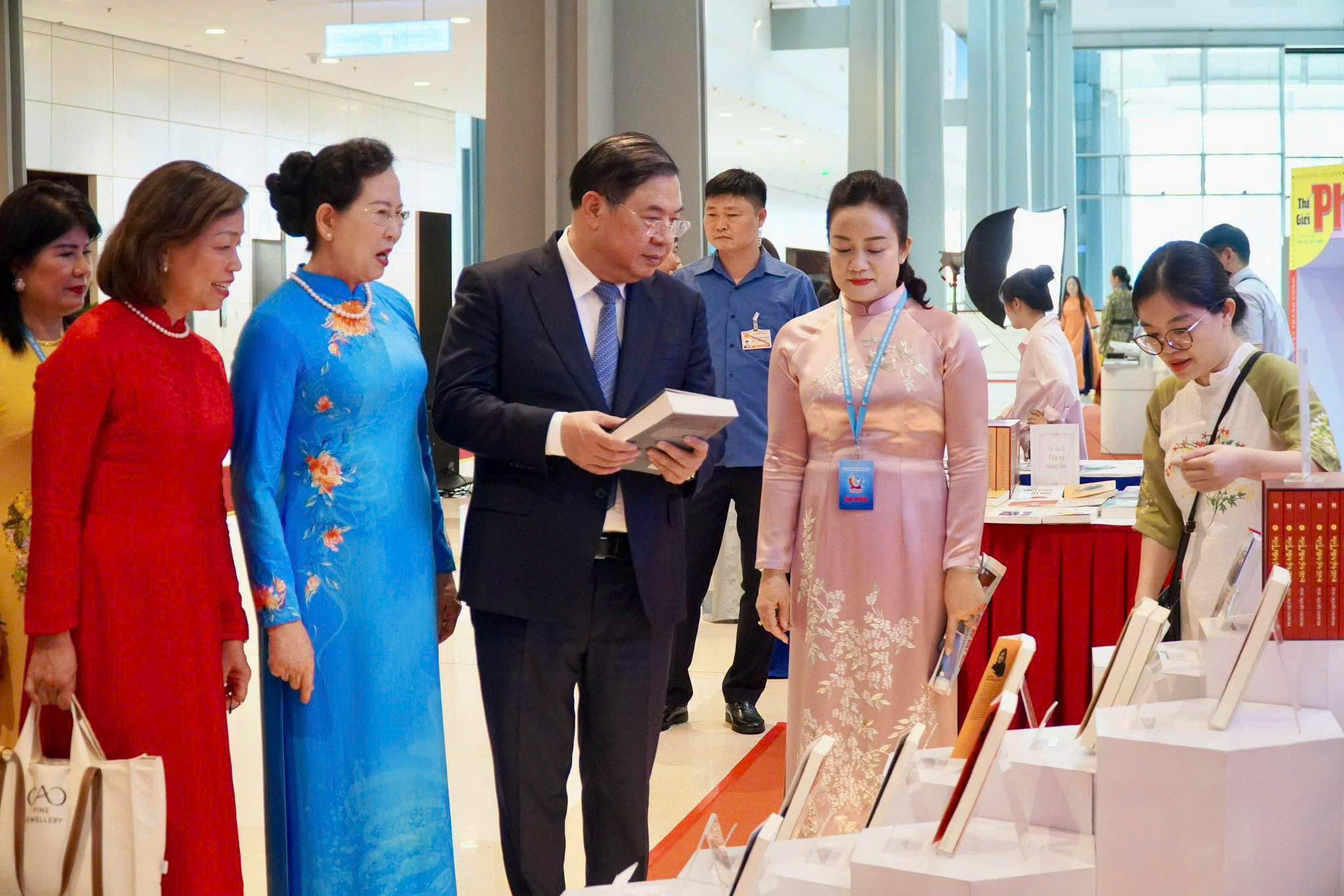 /pho-thu-tuong-thuong-truc-pham-gia-tuc-du-dai-hoi-dai-bieu-phu-nu-toan-quoc-lan-thu-xiv-n211.html