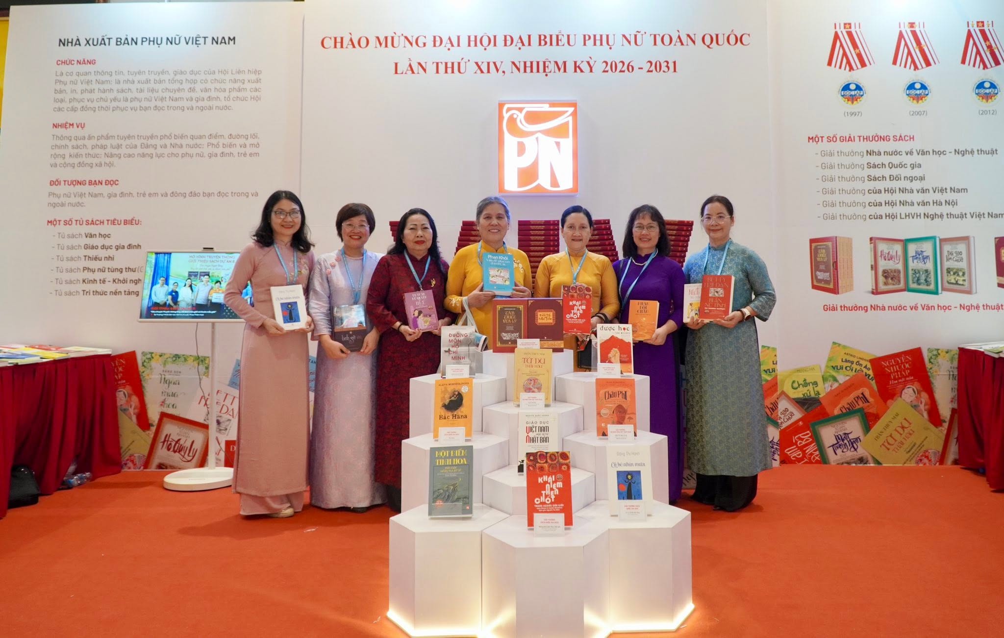 /789-dai-bieu-buoc-vao-phien-lam-viec-thu-nhat-dai-hoi-phu-nu-toan-quoc-lan-thu-xiv-n212.html