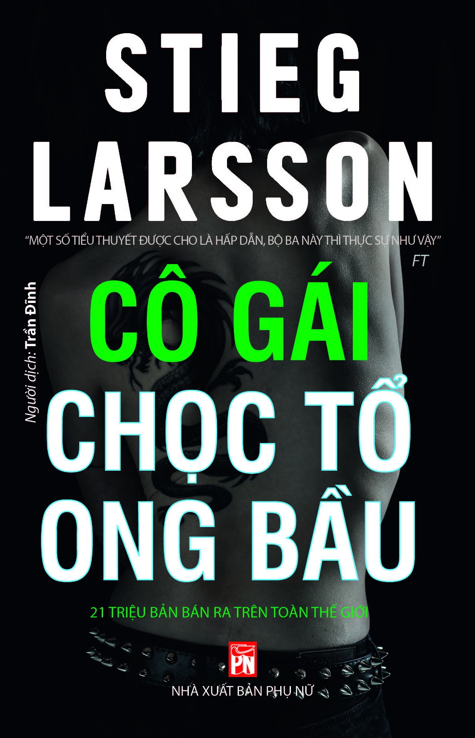 Cô gái chọc tổ ong bầu