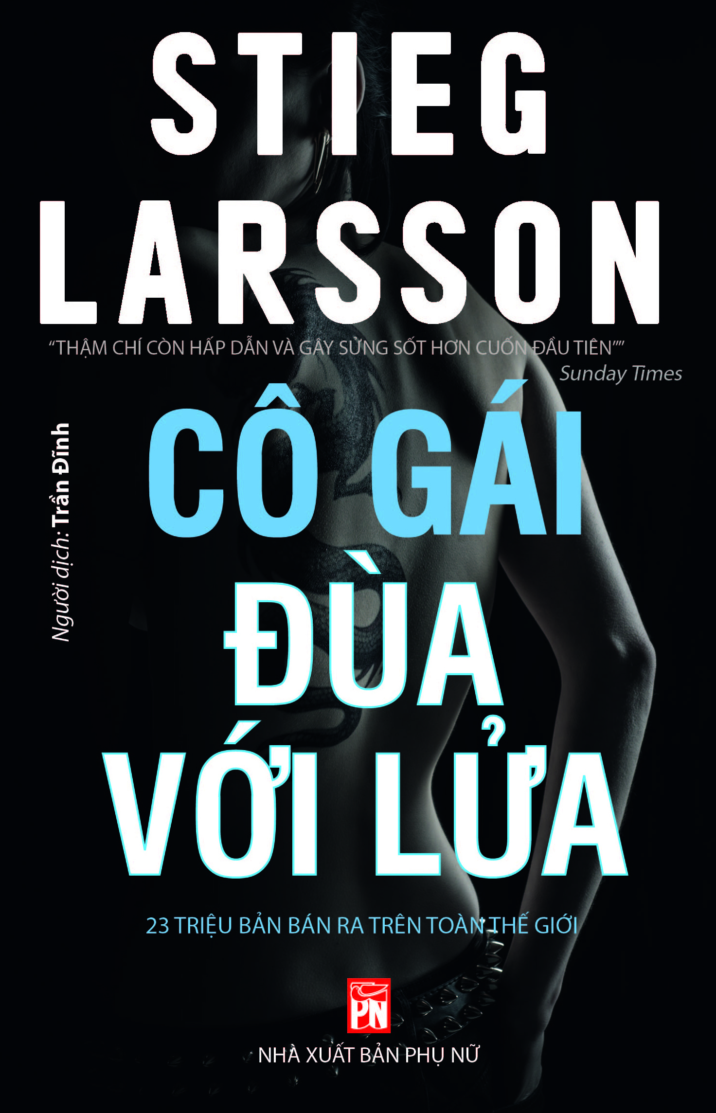  Cô gái đùa với lửa